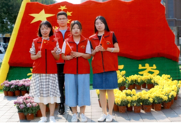 m88明昇集团党委助力“双报到”社区 开展“我和国旗同框”活动